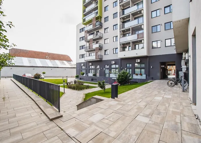 Elegant & Spacious - Central Apartment