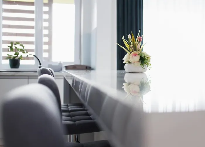 Elegant & Spacious - Central Apartment