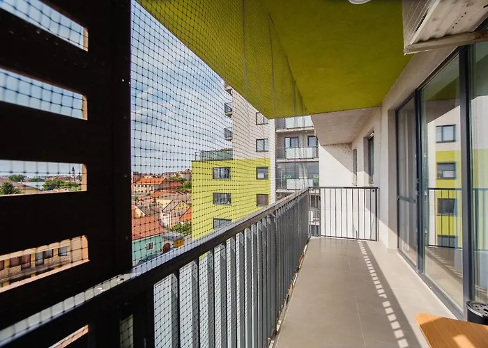 Elegant & Spacious - Central Apartment